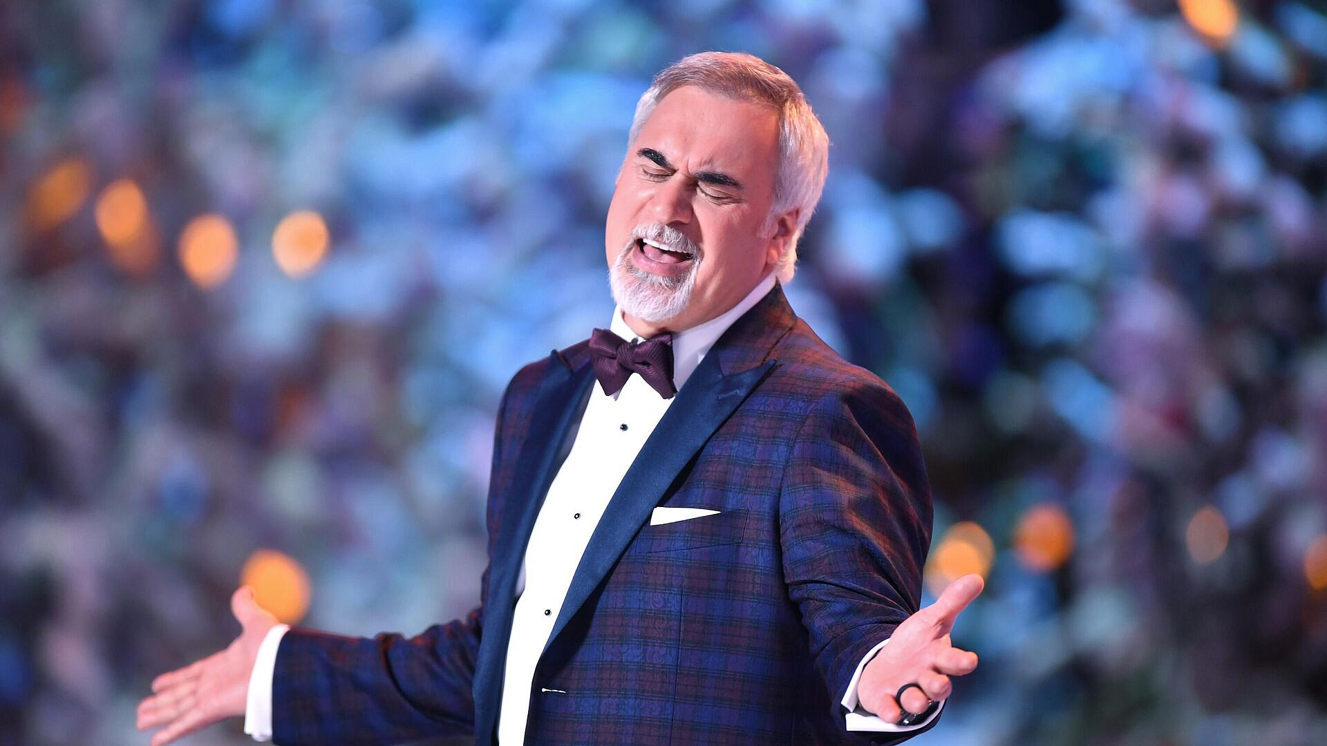 Меладзе зарабатывает на концертах для русских в турецких отелях