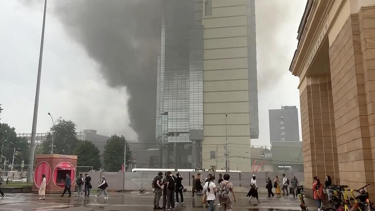 На Большой Семеновской улице в Москве перекрыли проезд из-за пожара