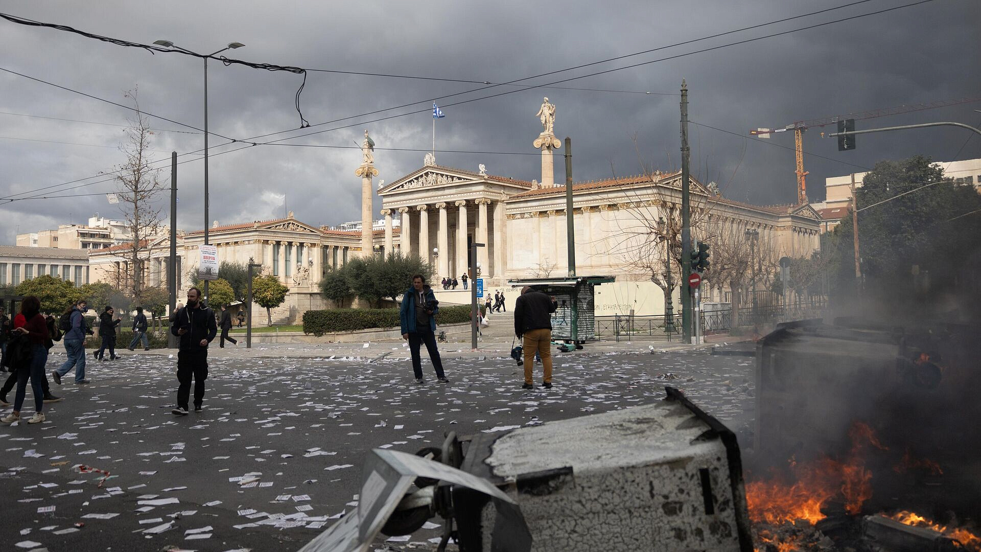 Во время беспорядков в Афинах повредили памятник Зевса Олимпийского
