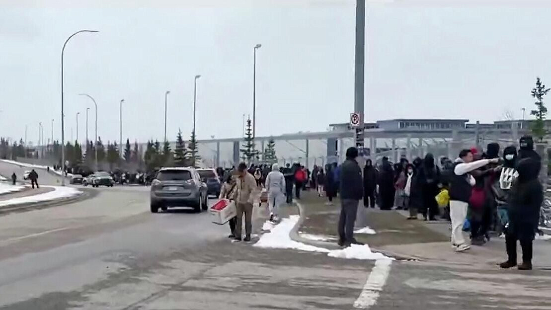 В Калгари люди выстроились в очереди за бесплатной едой на фоне роста цен