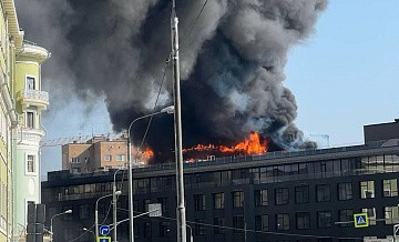 На пожар в ЖК "Роза Росса" в центре Москвы прибыли экстренные службы