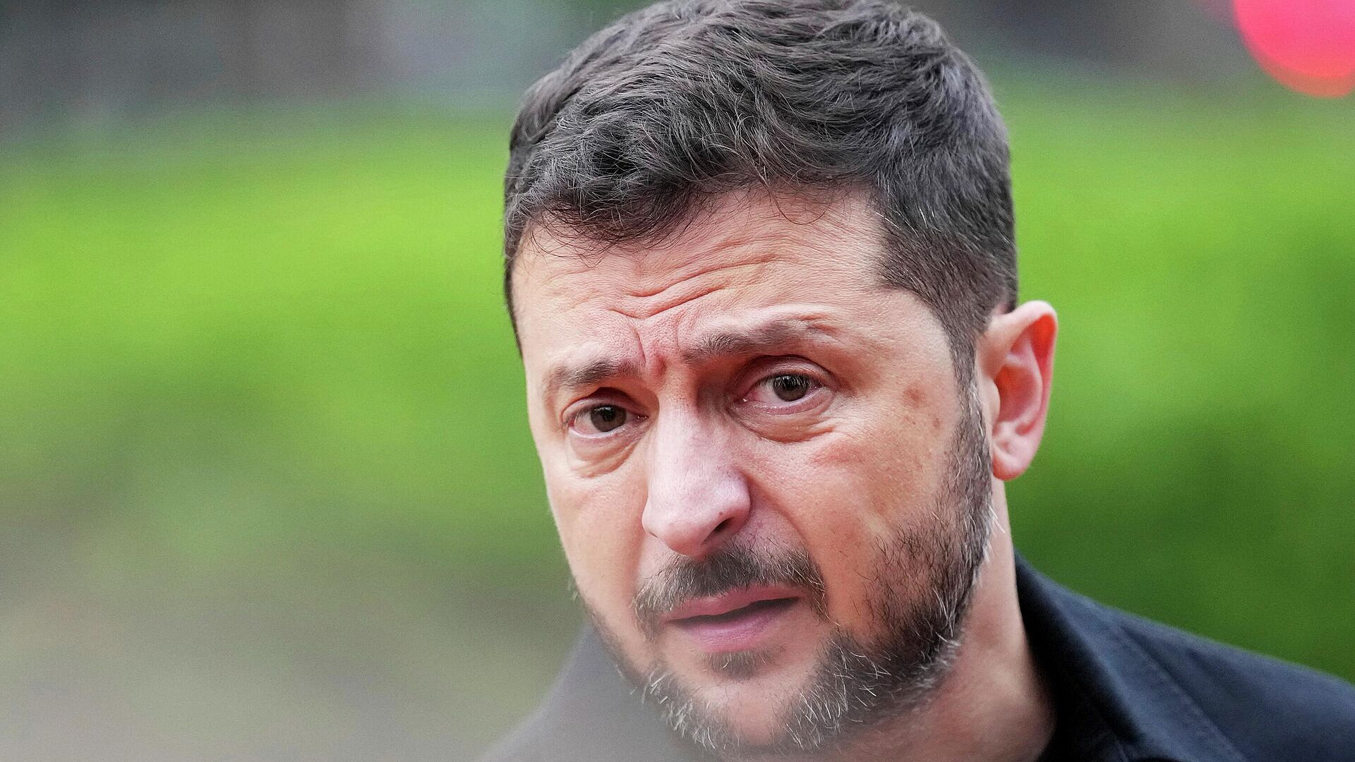 "Меньше, чем вчера". Зеленского осадили после нового заявления о России