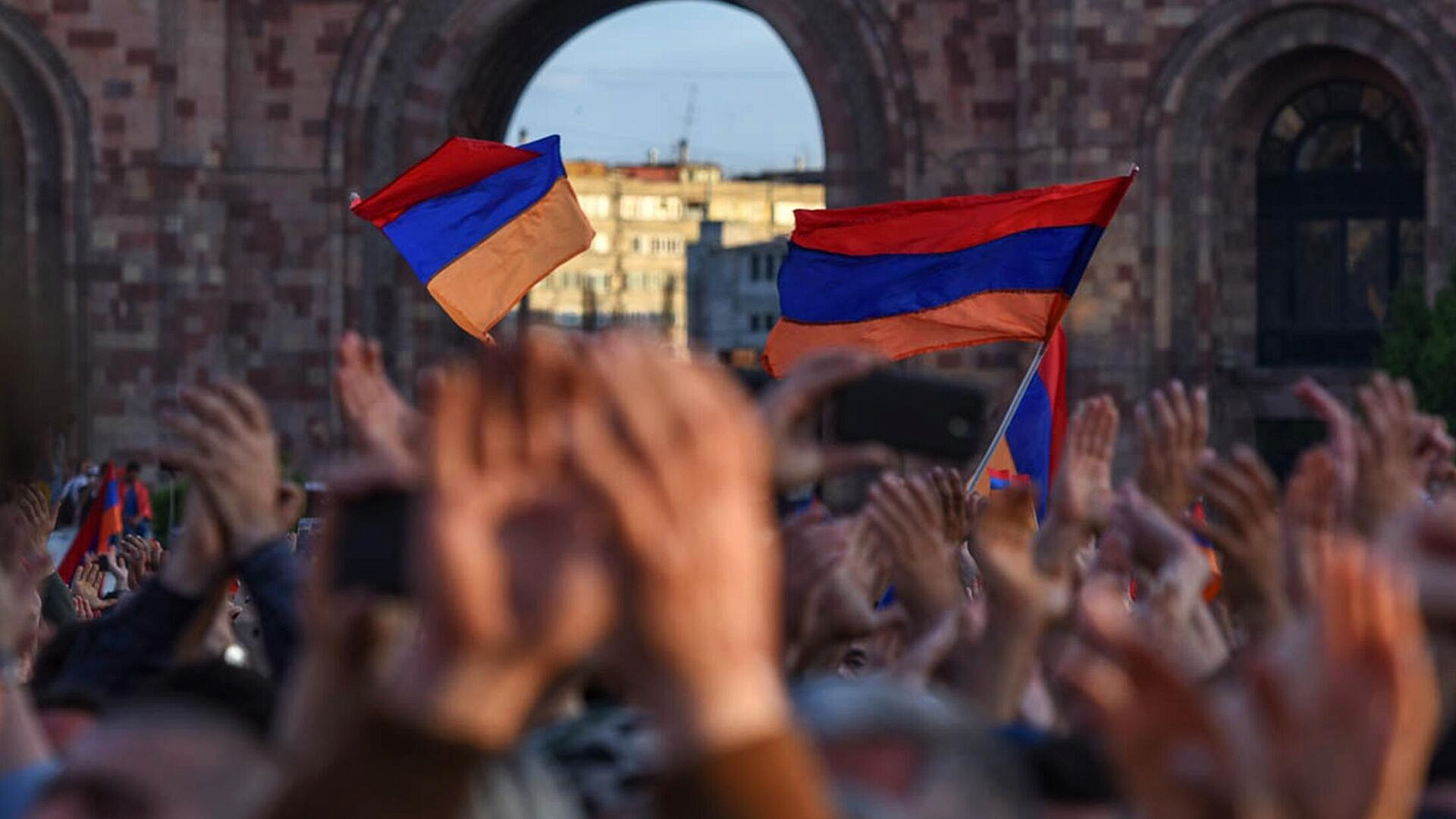 В Ереване оценили возможность возврата к трехстороннему формату дорог