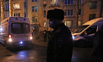 Полиция обходит квартиры дома, где убили мужчину из-за парковки
