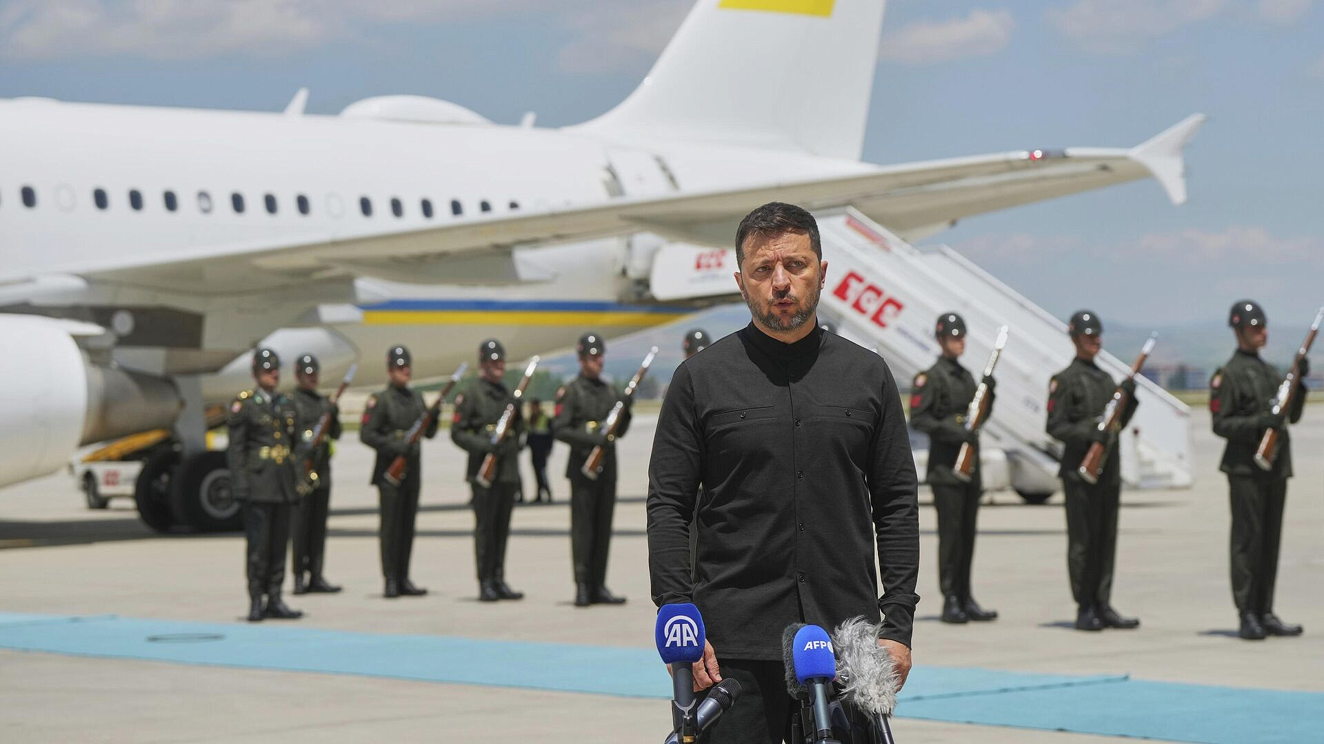 СМИ: самолет Зеленского должен вылететь из Анкары в Стамбул в 16.30