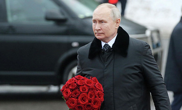 Путин возложил цветы к памятнику "Рубежный камень"