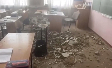 В Кузбассе запретили работу школы, где обрушилась штукатурка с потолка