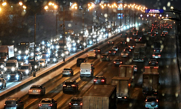 На западе Москвы грузовик наехал на ограждение