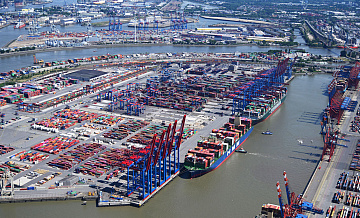 Гамбургский порт перестал принимать грузовые суда