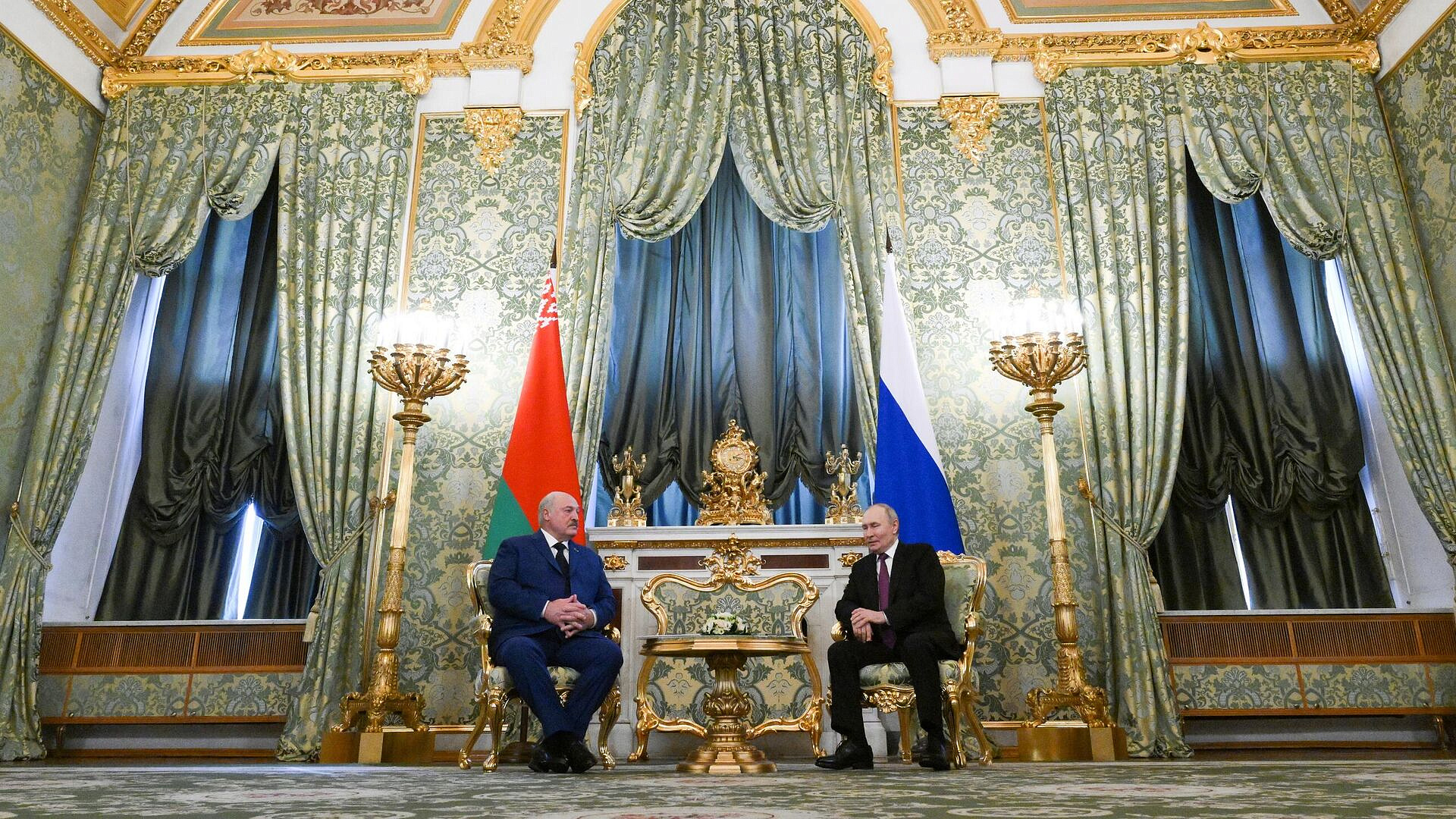 Путин обсудил с Лукашенко формирование оборонного пространства