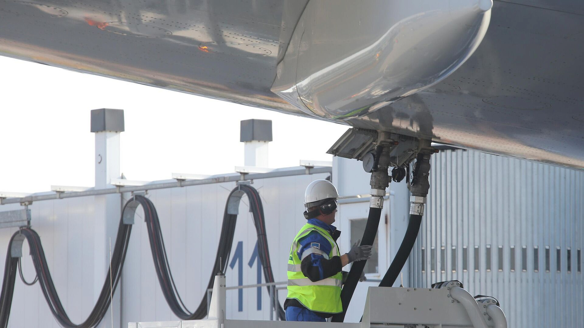 Цена на авиатопливо в Европе выросла почти на 300 долларов за день