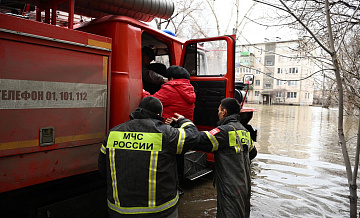Вода медленно уходит с главной площади затопленного Орска
