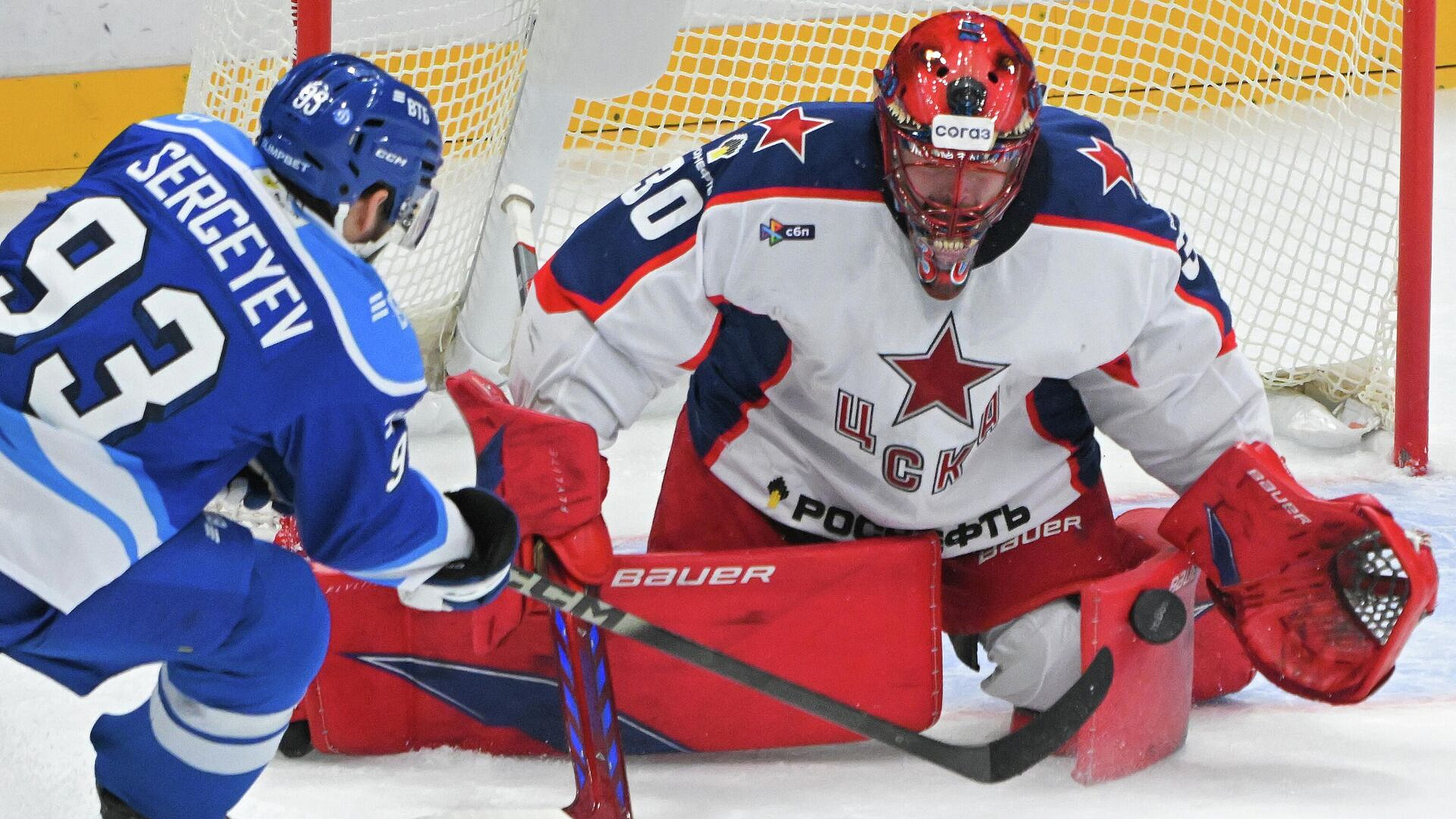 Защитника "Динамо" дисквалифицировали на три матча КХЛ за подножку судье