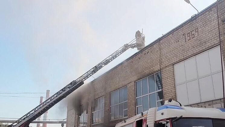К тушению пожара в центре Москвы привлекли два вертолета