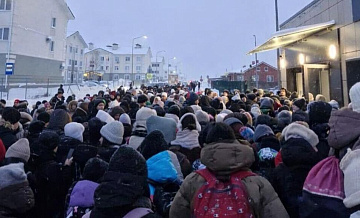 В Татарстане объяснили очередь в лицее, где ребенка перекинули через забор