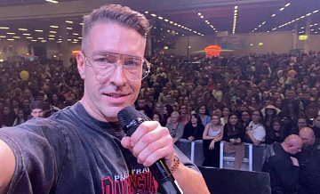 Мать ребенка блогера Лесли попросила лишить его родительских прав