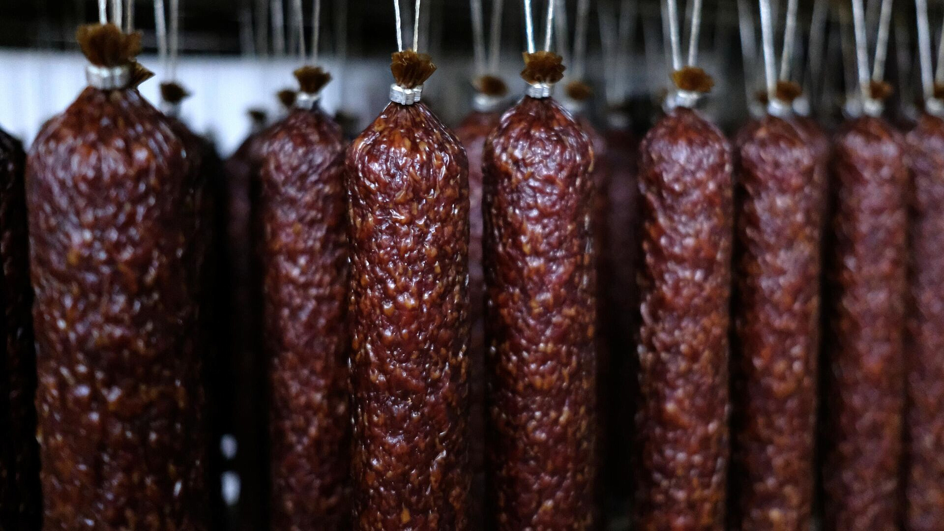 Диетолог рассказала, что будет, если часто есть сырокопченую колбасу