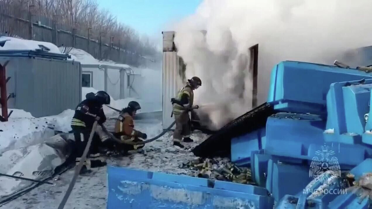 В Самарской области локализовали пожар на складе с пластиковой продукцией