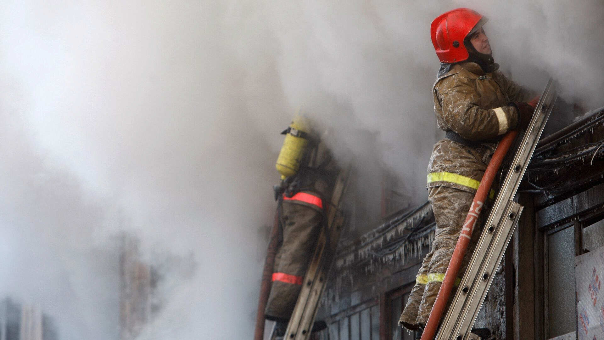 В Петербурге ликвидировали пожар в жилом доме