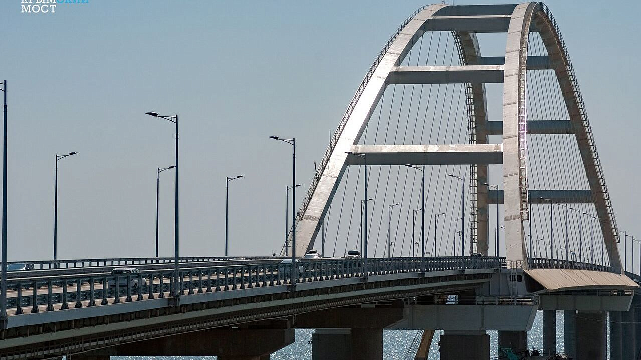 На Крымском мосту приостановили движение транспорта