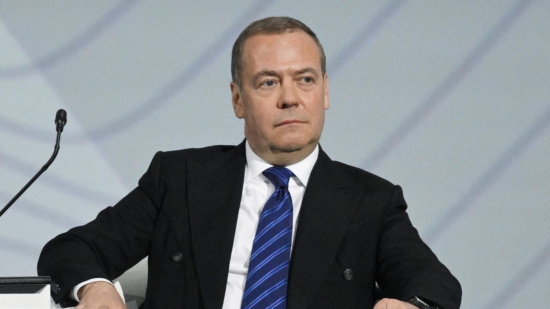 Украина не отвечает признакам суверенного государства, заявил Медведев