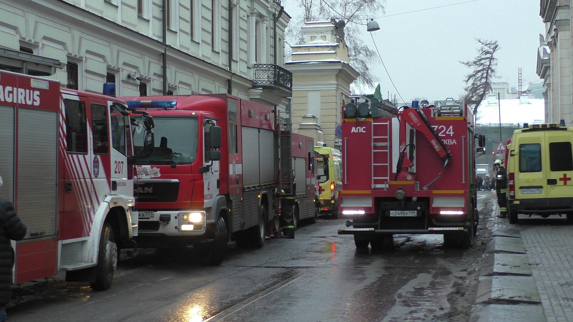 Второй пожарный поезд запросили для тушения пожара в БЦ Turas в Москве