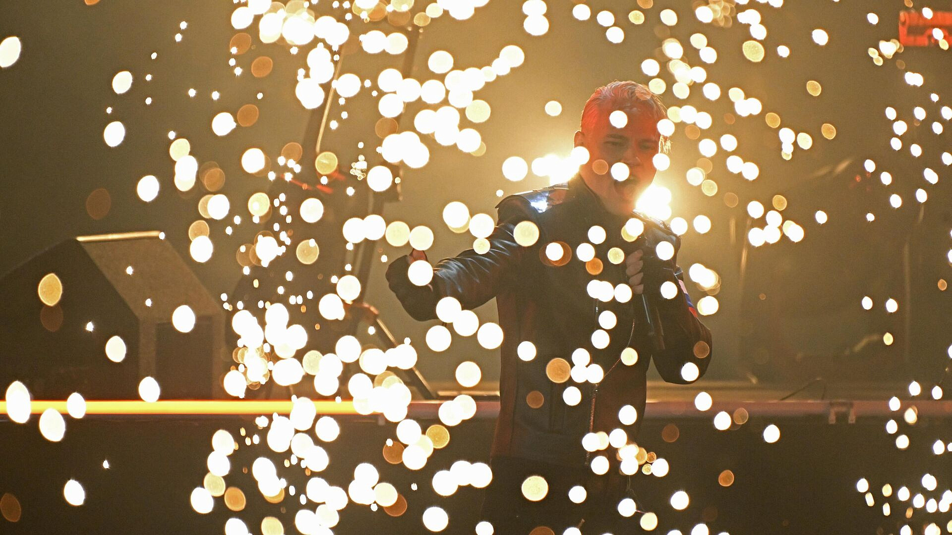 Shaman выпустил песню "Первая любовь" в день последнего звонка