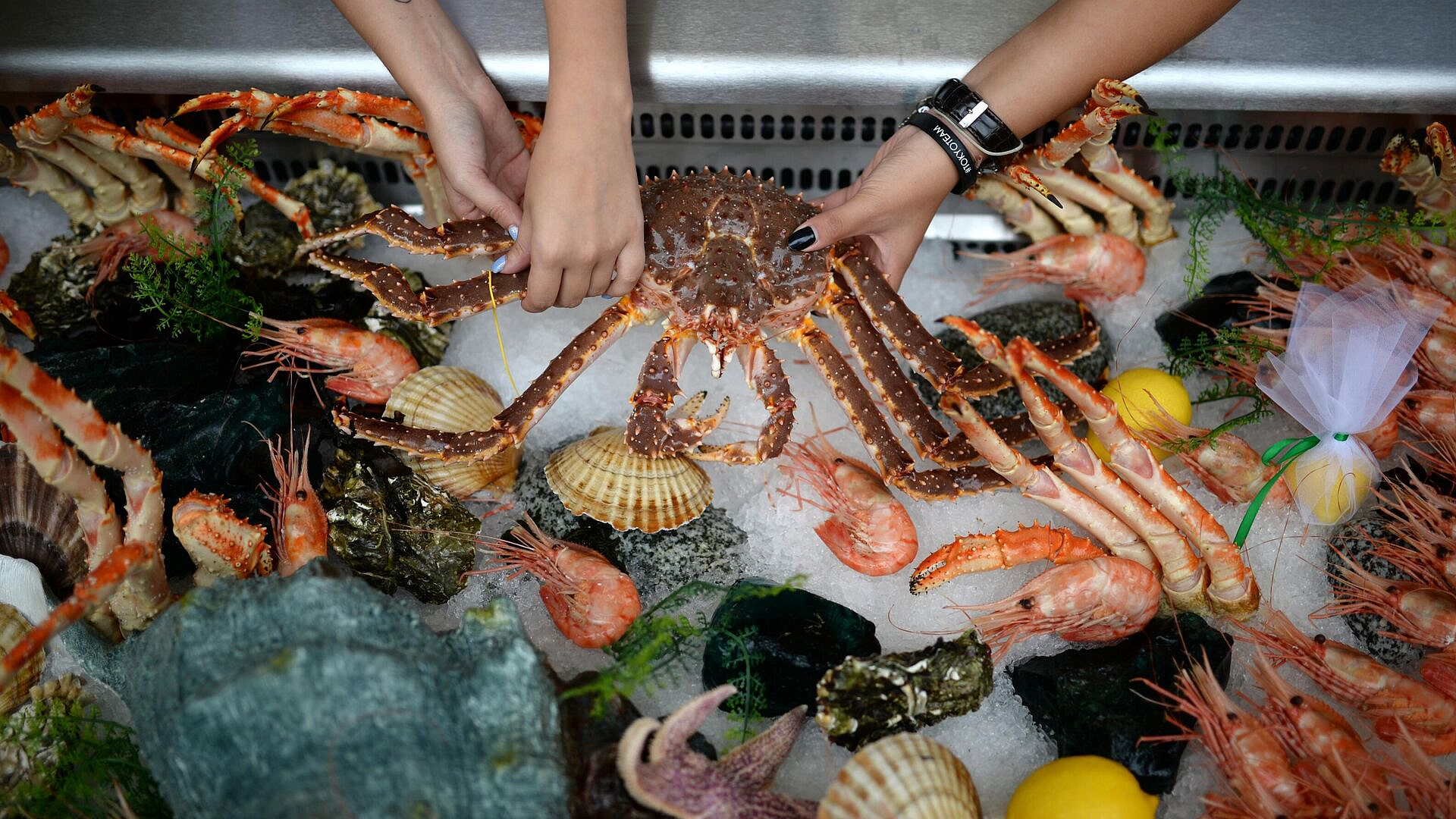 Иеромонах рассказал, когда можно есть морепродукты в пост