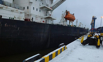 Собственника танкера Koala обязали убрать судно из порта Усть-Луга