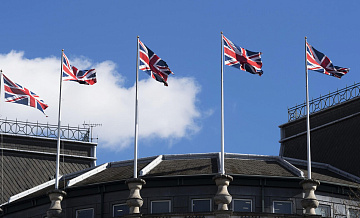 Великобритания отправила на Ближний Восток восемь моряков, пишут СМИ