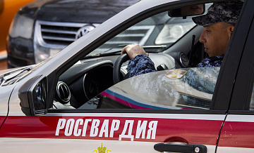 Троих налетчиков на машину на светофоре задержали в Москве