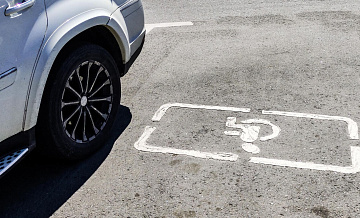 Миронов предложил упростить правила организации автопарковок для инвалидов