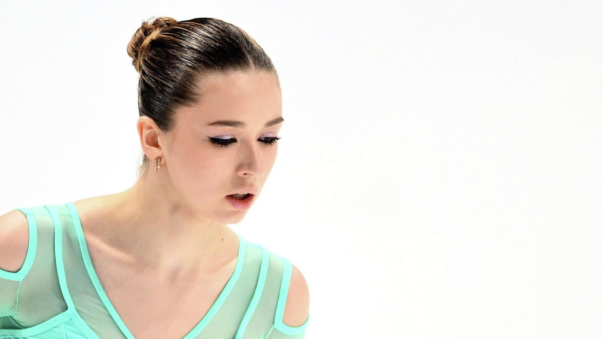 Валиева стала четвертой в короткой программе на Кубке Первого канала