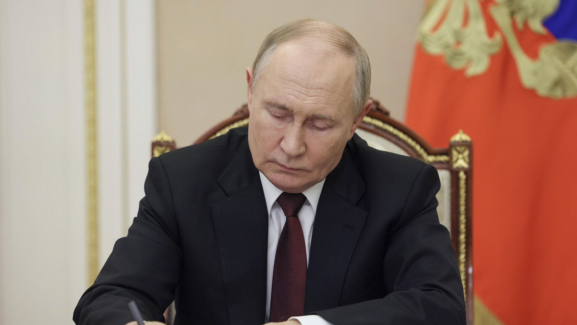 Путин поздравил три подразделения с присвоением наименования "гвардейская" Путин поздравил три подразделения с присвоением наименования "гвардейская"