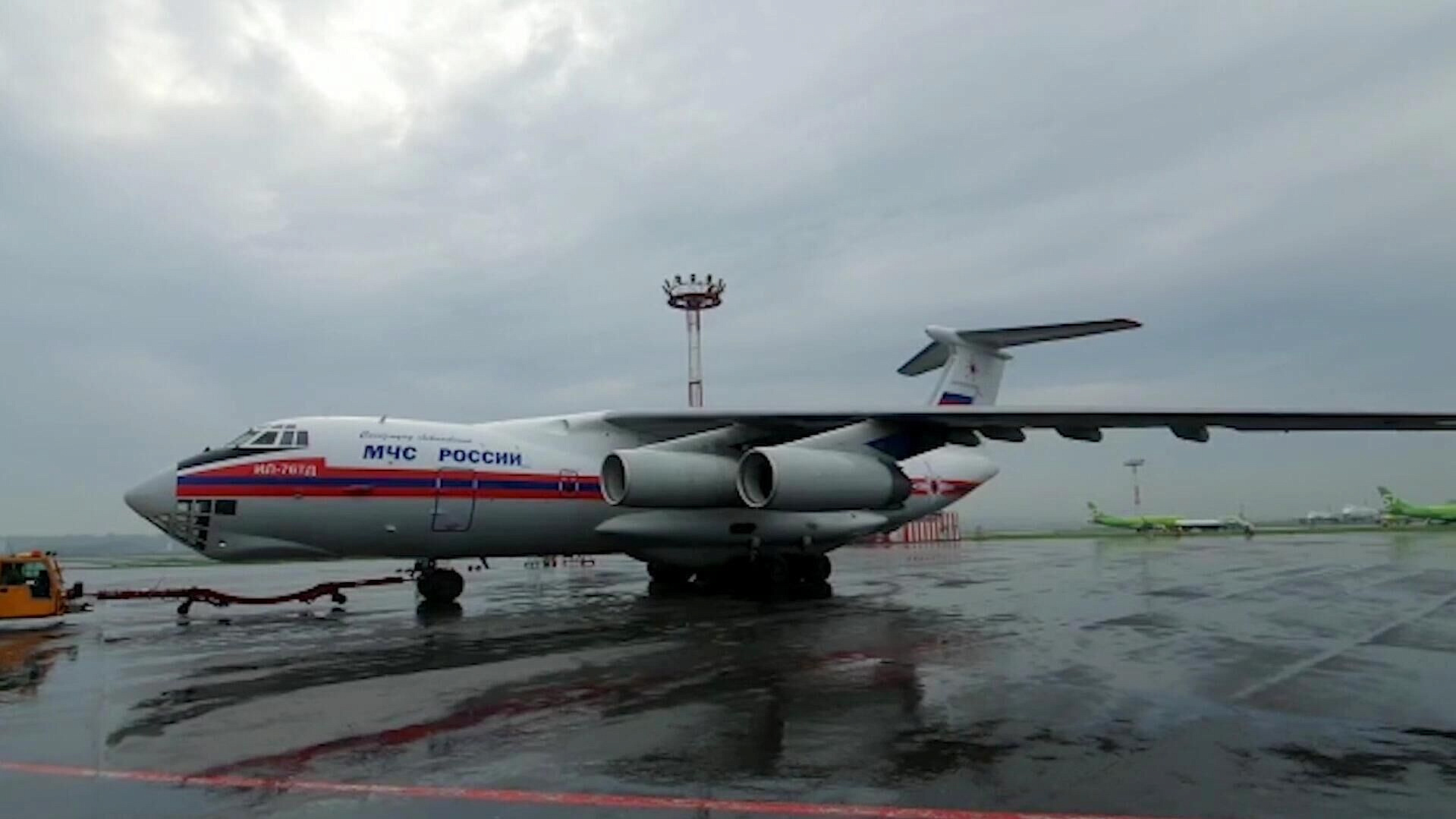 Спецборт МЧС с россиянами, покинувшими Иран, вылетел в Москву из Баку