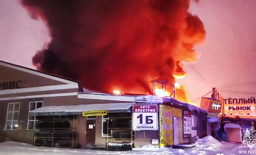 В Барнауле потушили крупный пожар на рынке