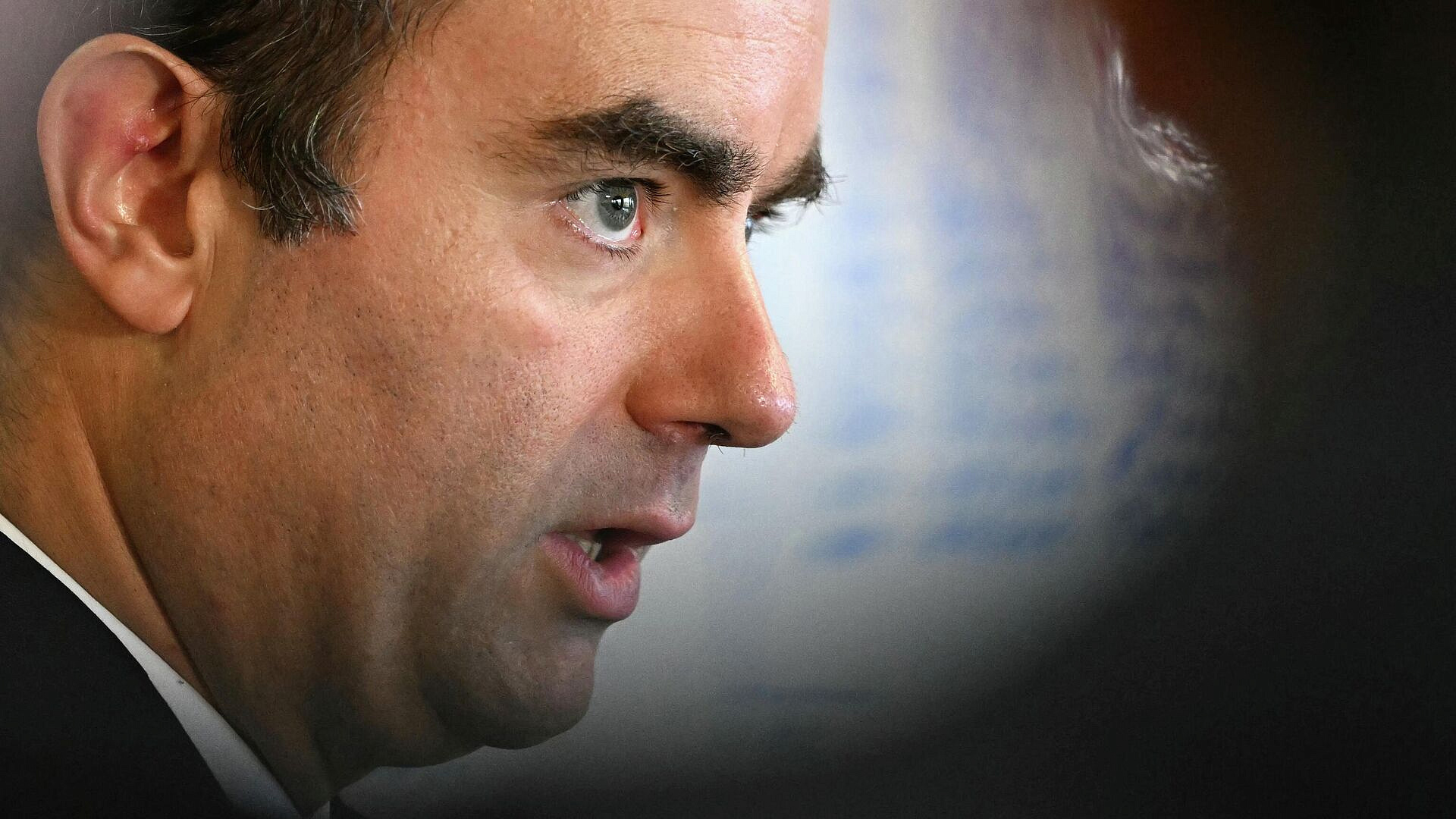 Парламент Франции отклонил два вотума недоверия правительству Лекорню