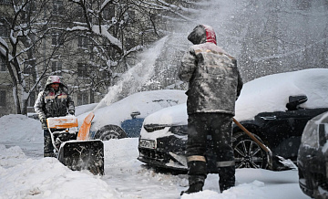Последствия снегопада в Москве устраняют 145 тысяч человек