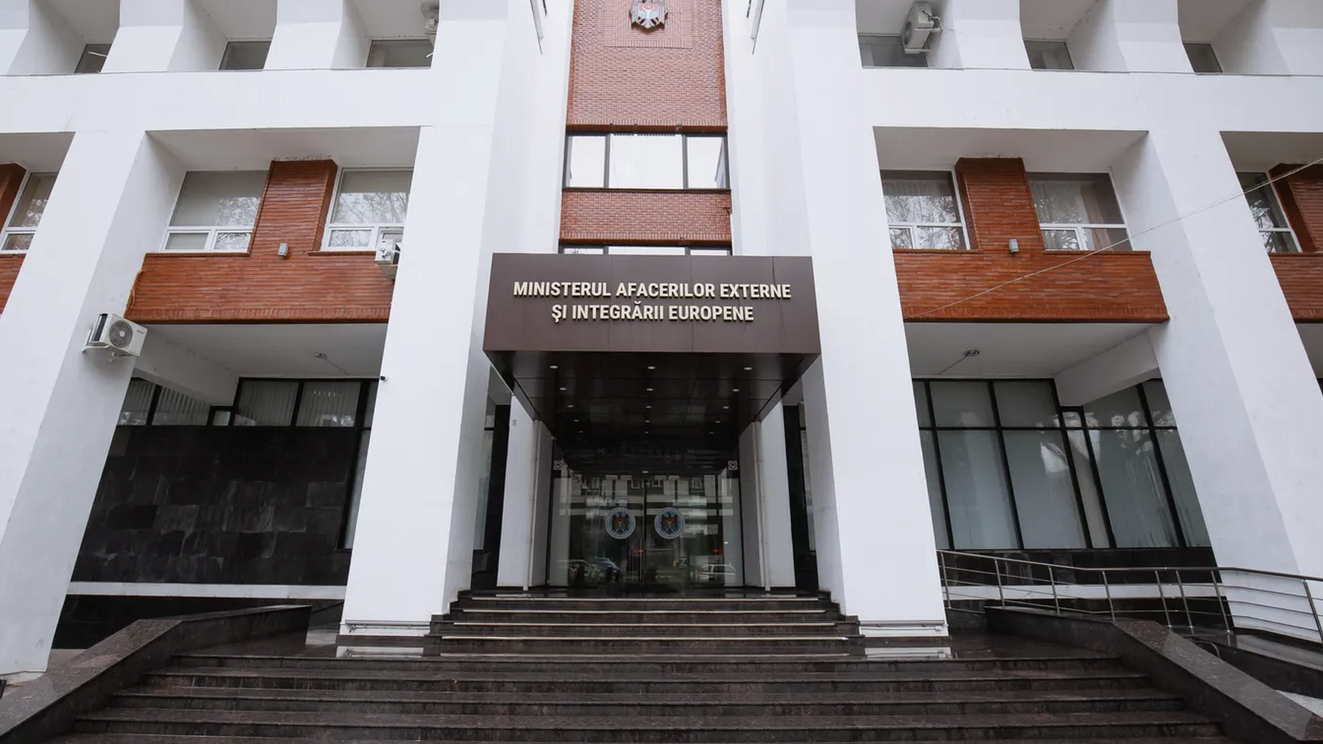 Молдавских министров призвали экономить на банкетах и "служебном туризме"