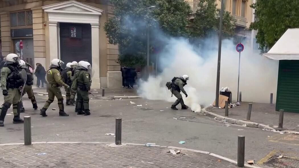 В Афинах полиция применила светошумовые гранаты на площади