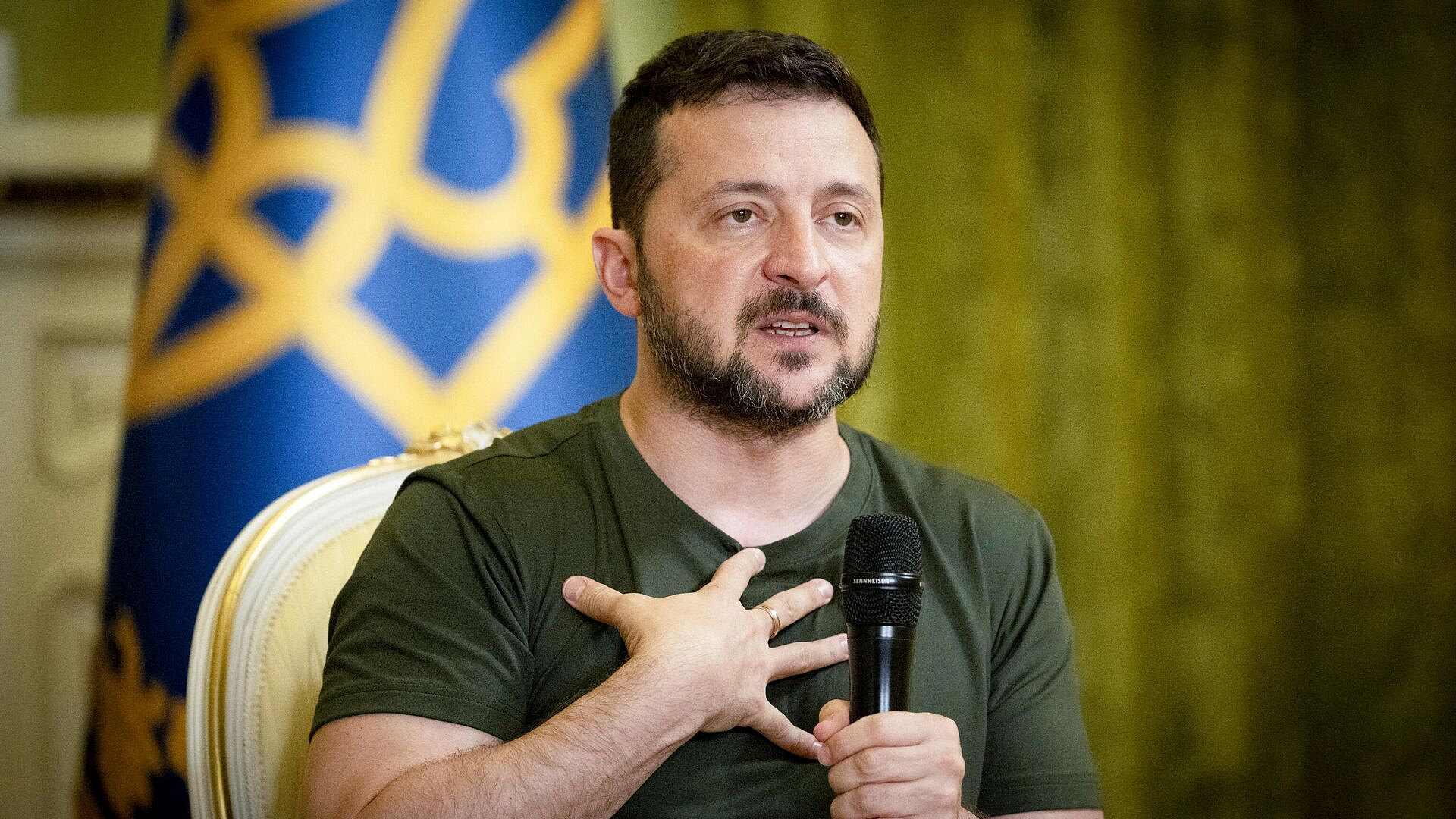 Зеленский пригрозил другим странам из-за России Зеленский пригрозил другим странам из-за России