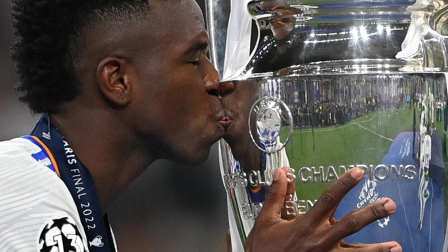 Винисиус Жуниор назвал расистов трусами