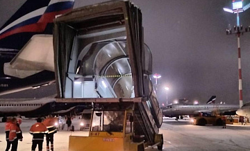 В Шереметьево самоходный трап столкнулся с самолетом