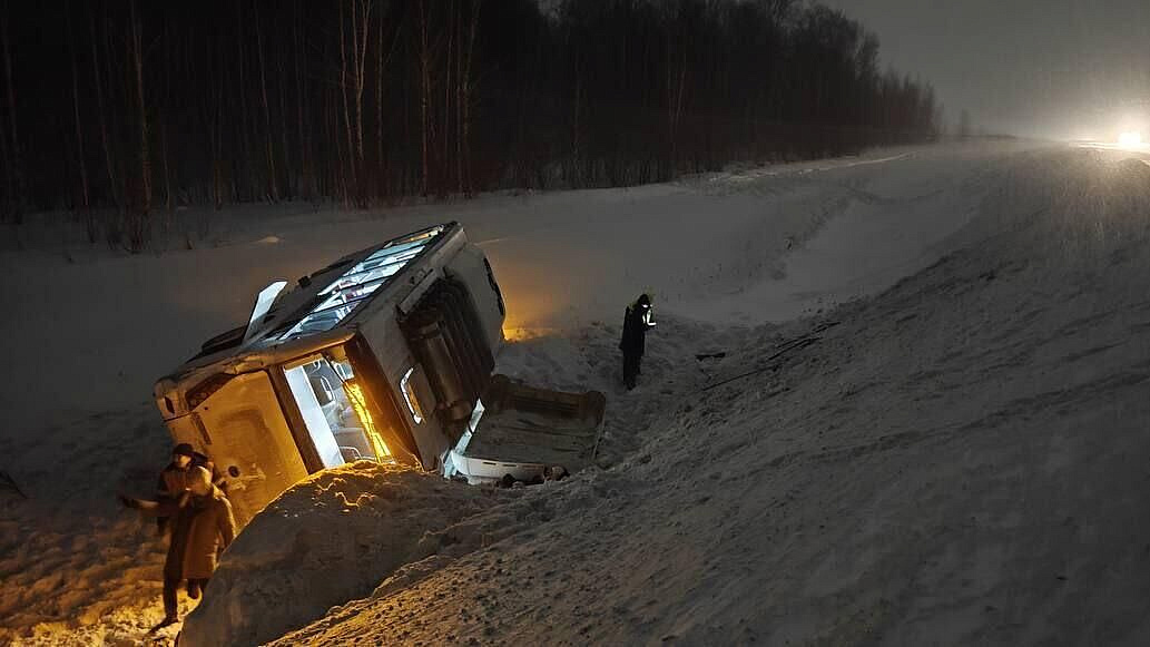 В Новосибирской области автобус с 45 пассажирами съехал в кювет