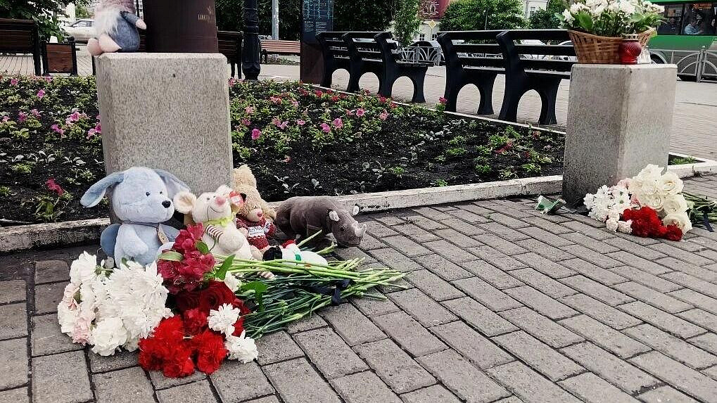 На месте ДТП с автобусом в Екатеринбурге появился стихийный мемориал