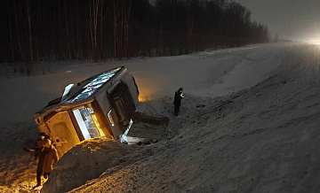 В Новосибирской области автобус с 45 пассажирами съехал в кювет