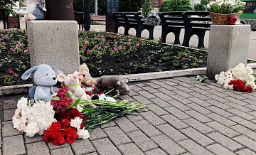 На месте ДТП с автобусом в Екатеринбурге появился стихийный мемориал