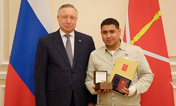Дворника, спасшего ребенка в Петербурге, наградили знаком отличия