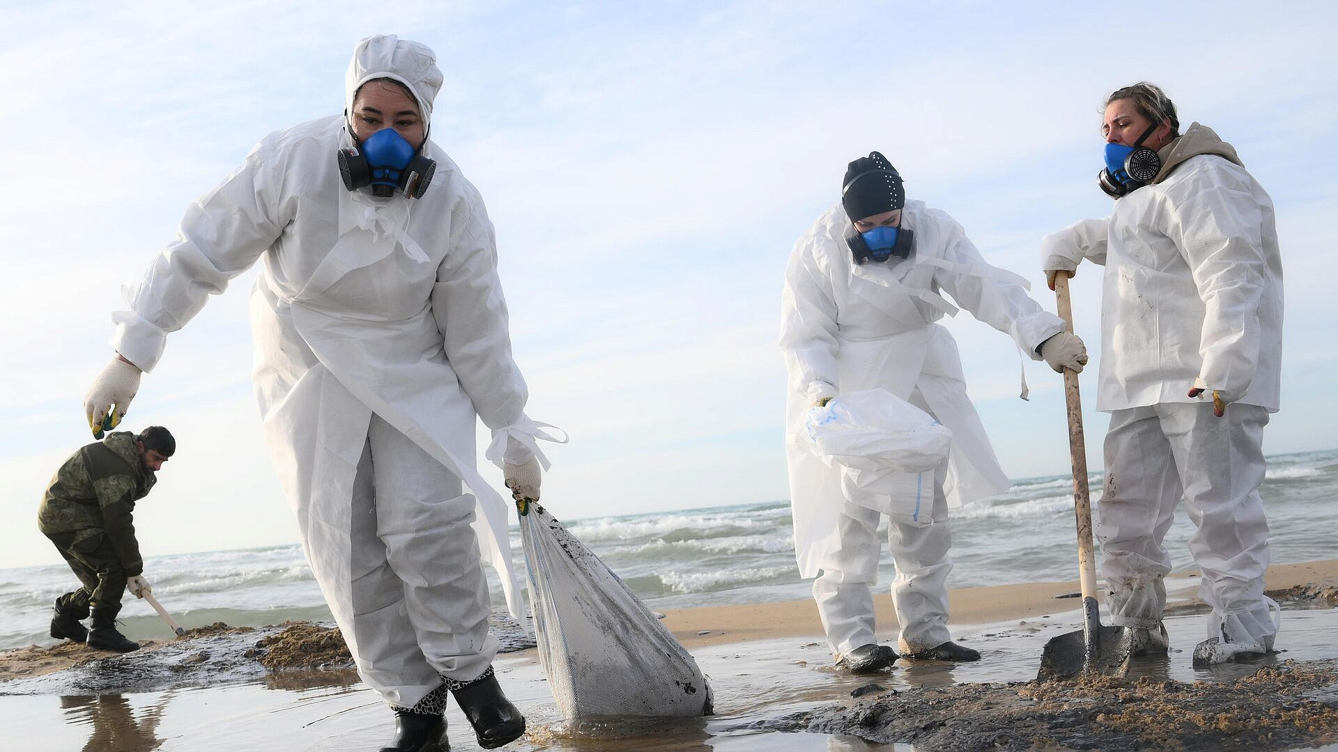 В Сириусе начали тестировать бактериальную очистку воды от мазута