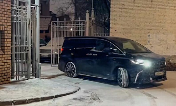 Машина Долиной покинула территорию дома в Хамовниках спустя 15 минут